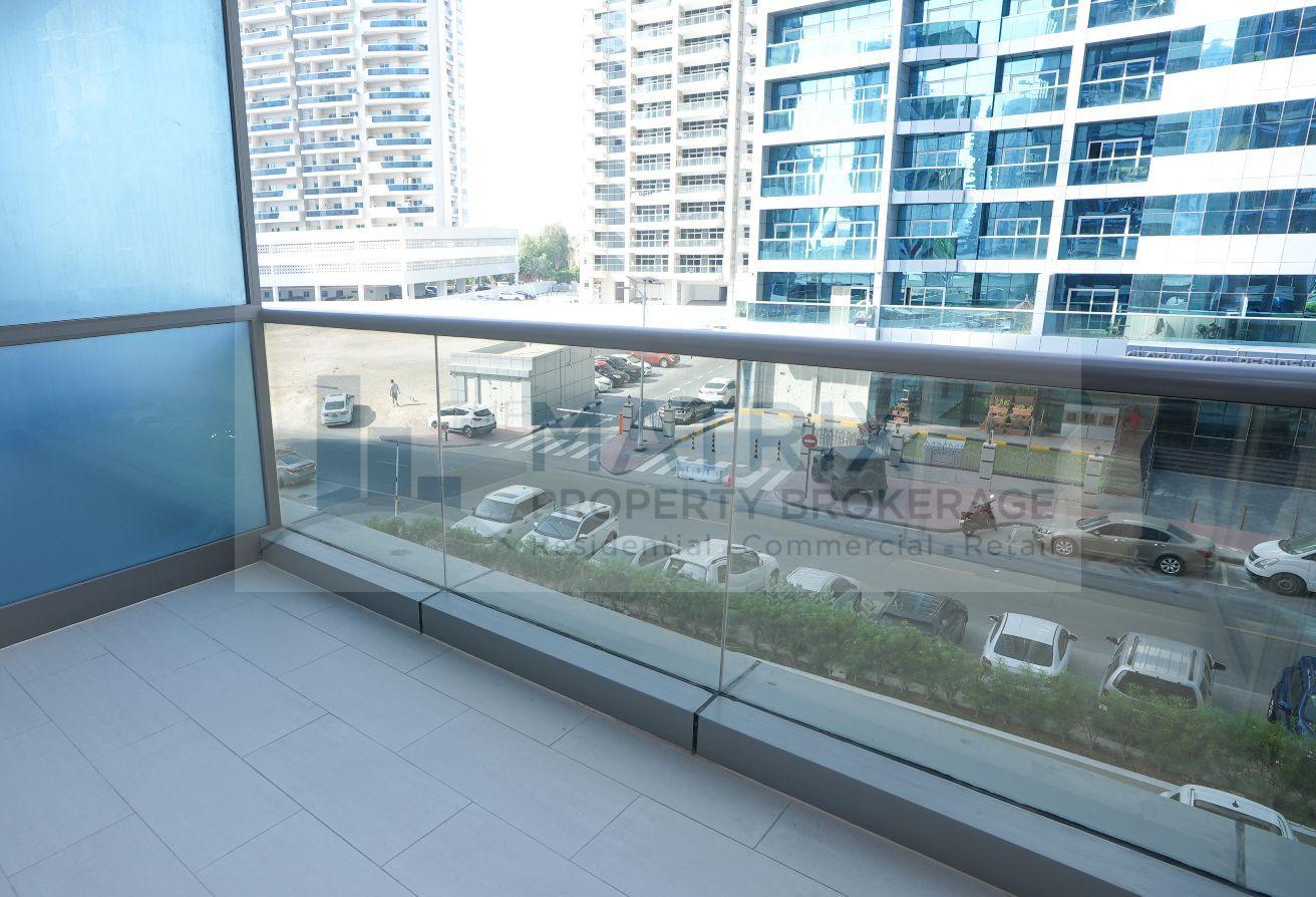 Spacious I Maintained I near Bus stop I Balcony photo 7