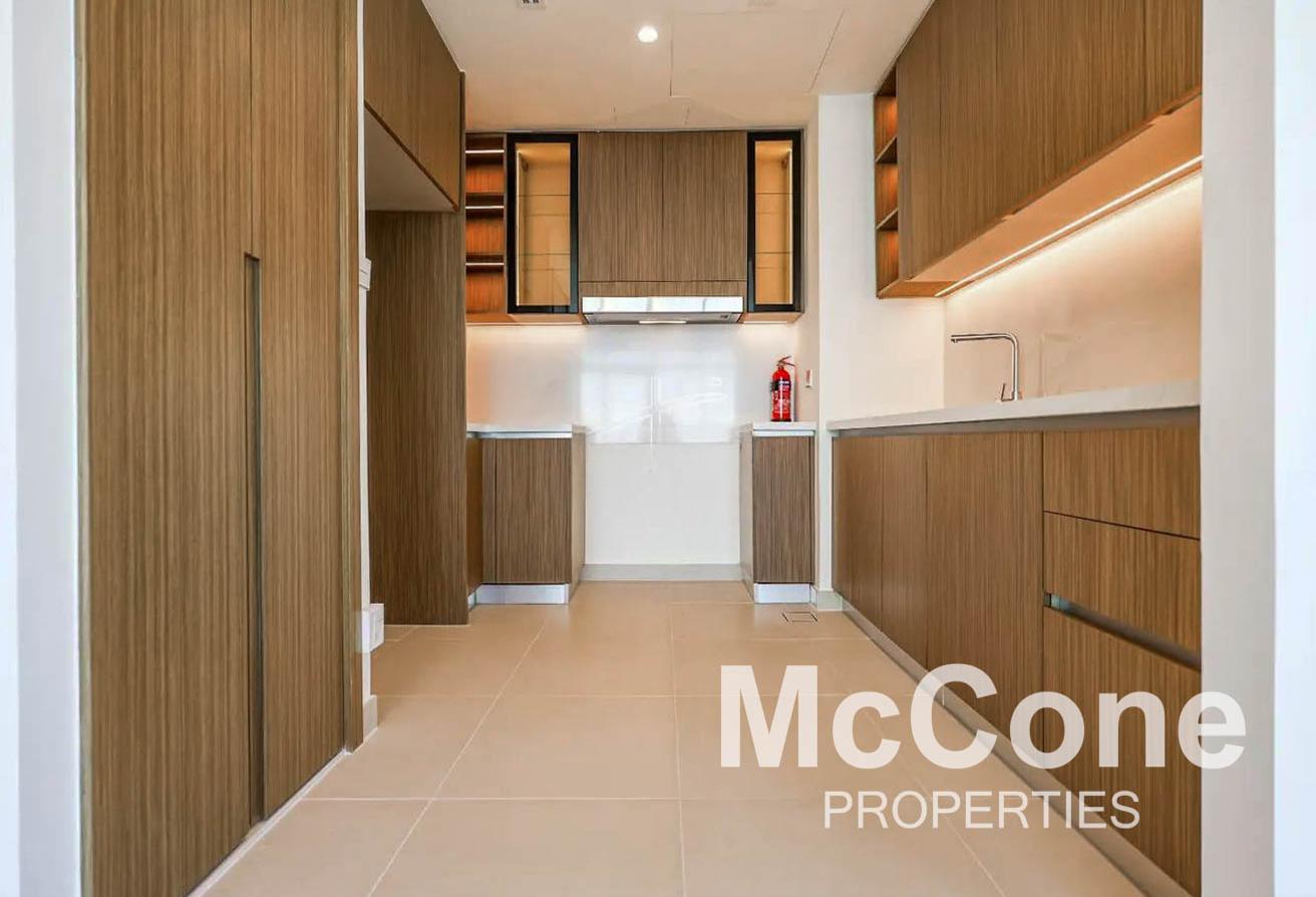 High Floor | Canal View | Available to Move in photo 4