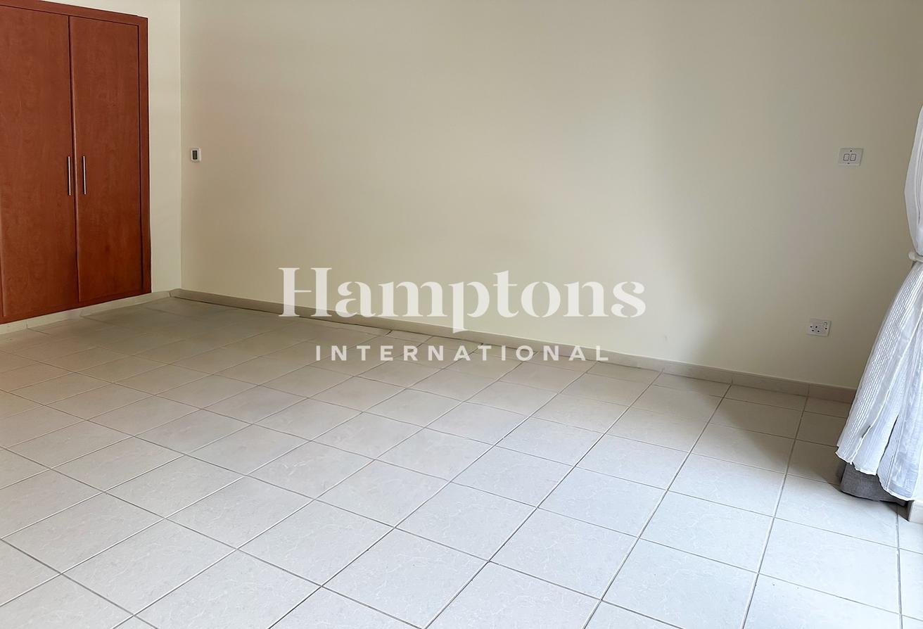 Chiller Free | Vacant | Well Maintained photo 2