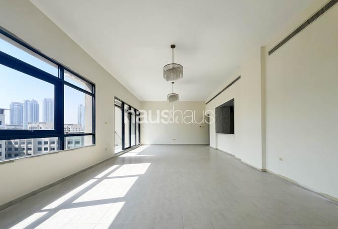 Upgraded | Pool Facing | Corner Unit | Study Room