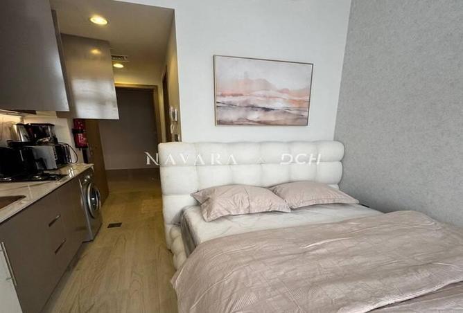 Furnished | Pool View | prime location photo 3