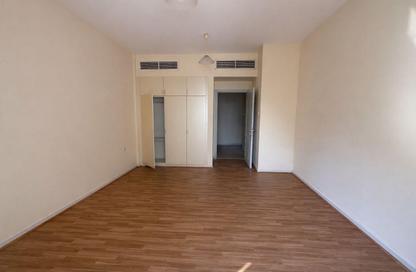 Apartment - 2 Bedrooms - 4 Bathrooms for rent in Juma Al Majid Building - Al Muraqqabat - Deira - Dubai