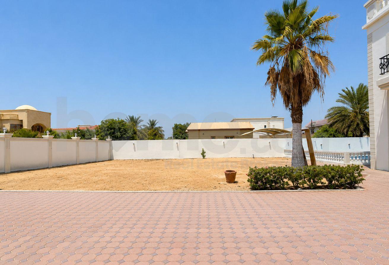 Ready to Move In | Huge Villa with swimming pool photo 3