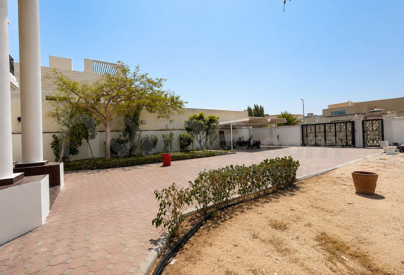 Ready to Move In | Huge Villa with swimming pool photo 2