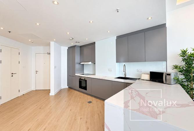 Nicely upgraded | Furnished | High floor photo 3