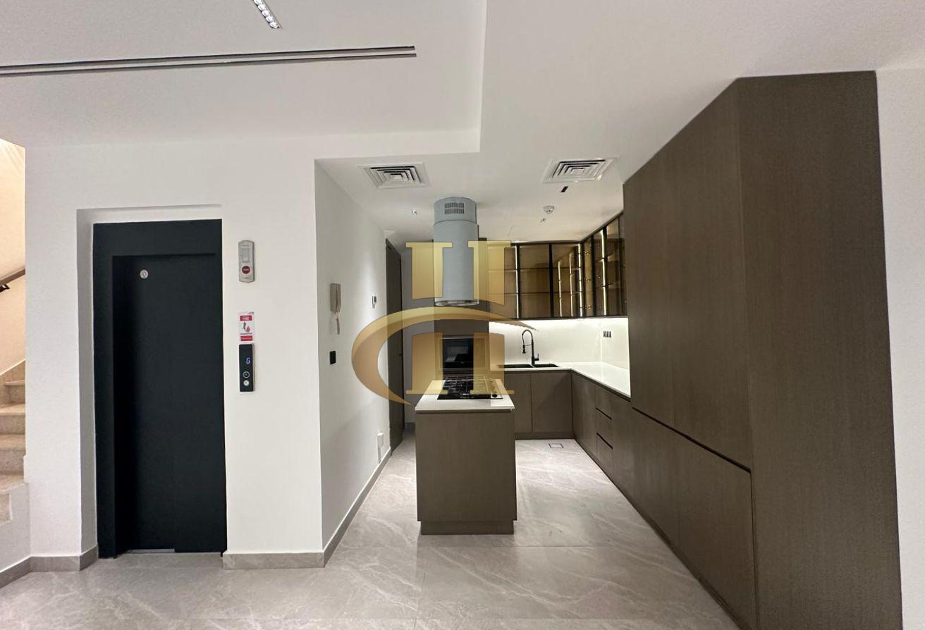4 BHK + Maid | Private Elevator | 2 Car Parking photo 4