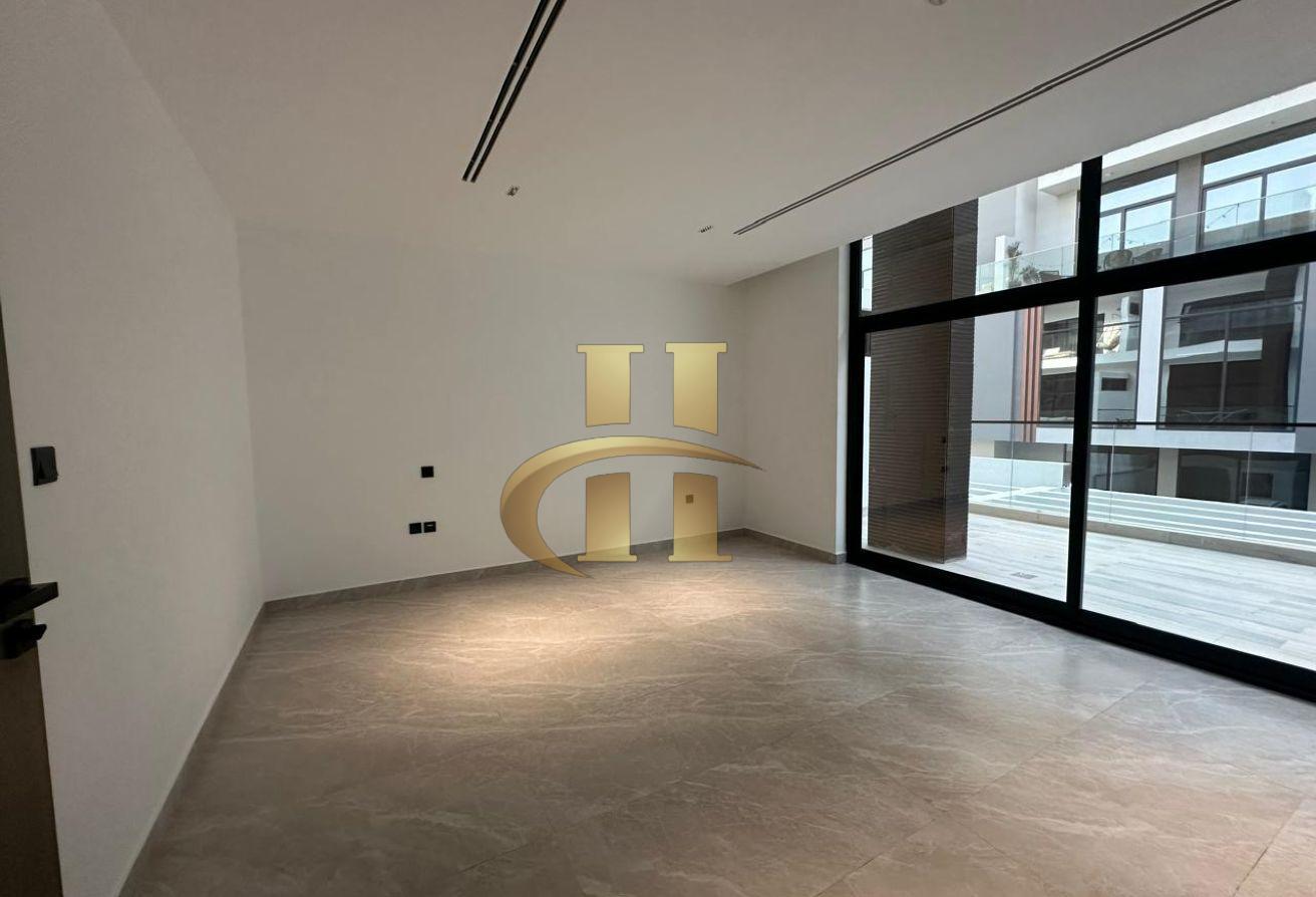 4 BHK + Maid | Private Elevator | 2 Car Parking photo 9