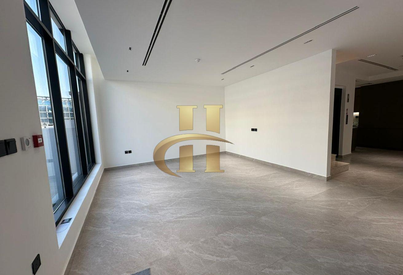 4 BHK + Maid | Private Elevator | 2 Car Parking photo 7