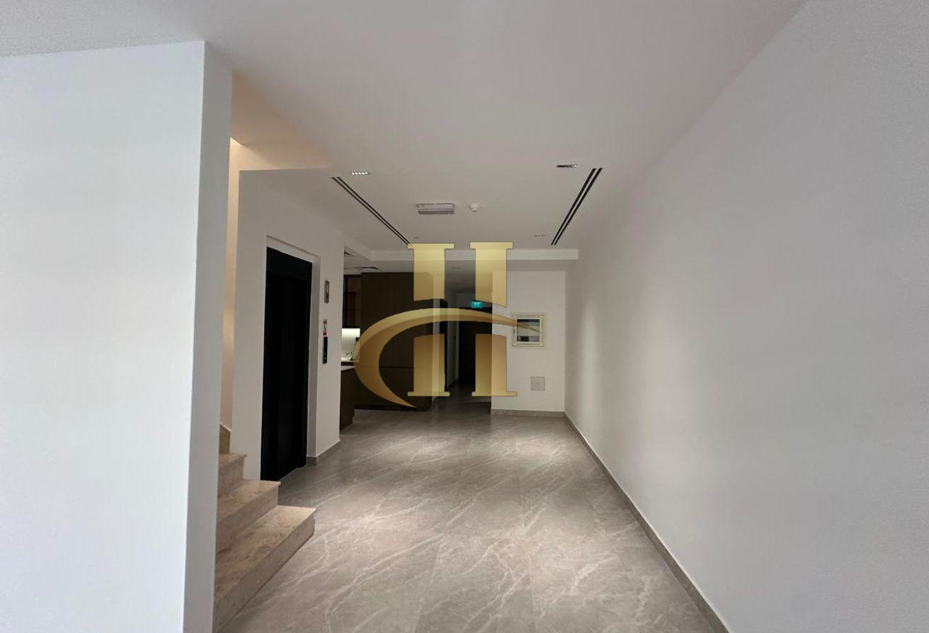 4 BHK + Maid | Private Elevator | 2 Car Parking photo 6