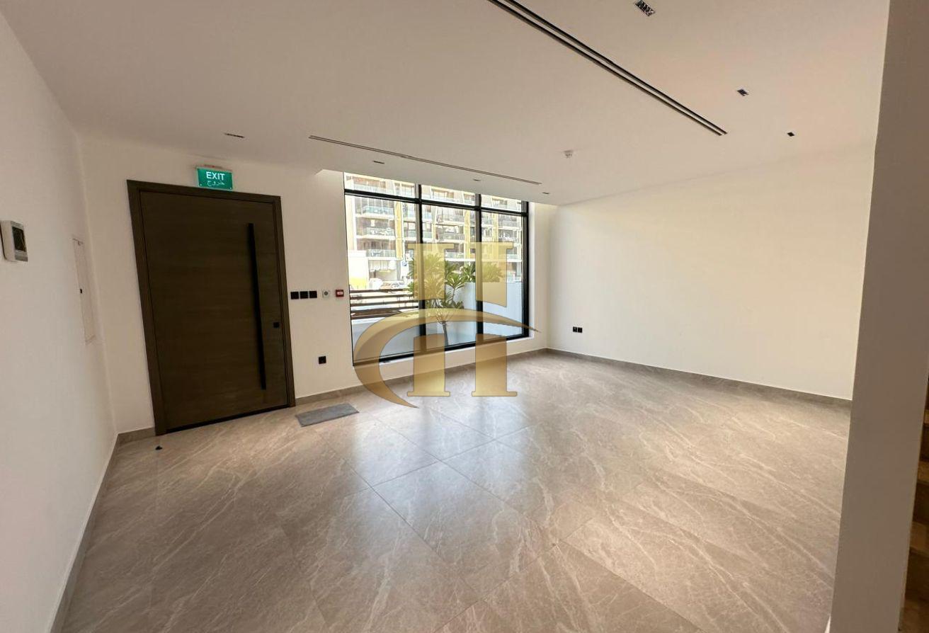 4 BHK + Maid | Private Elevator | 2 Car Parking photo 5