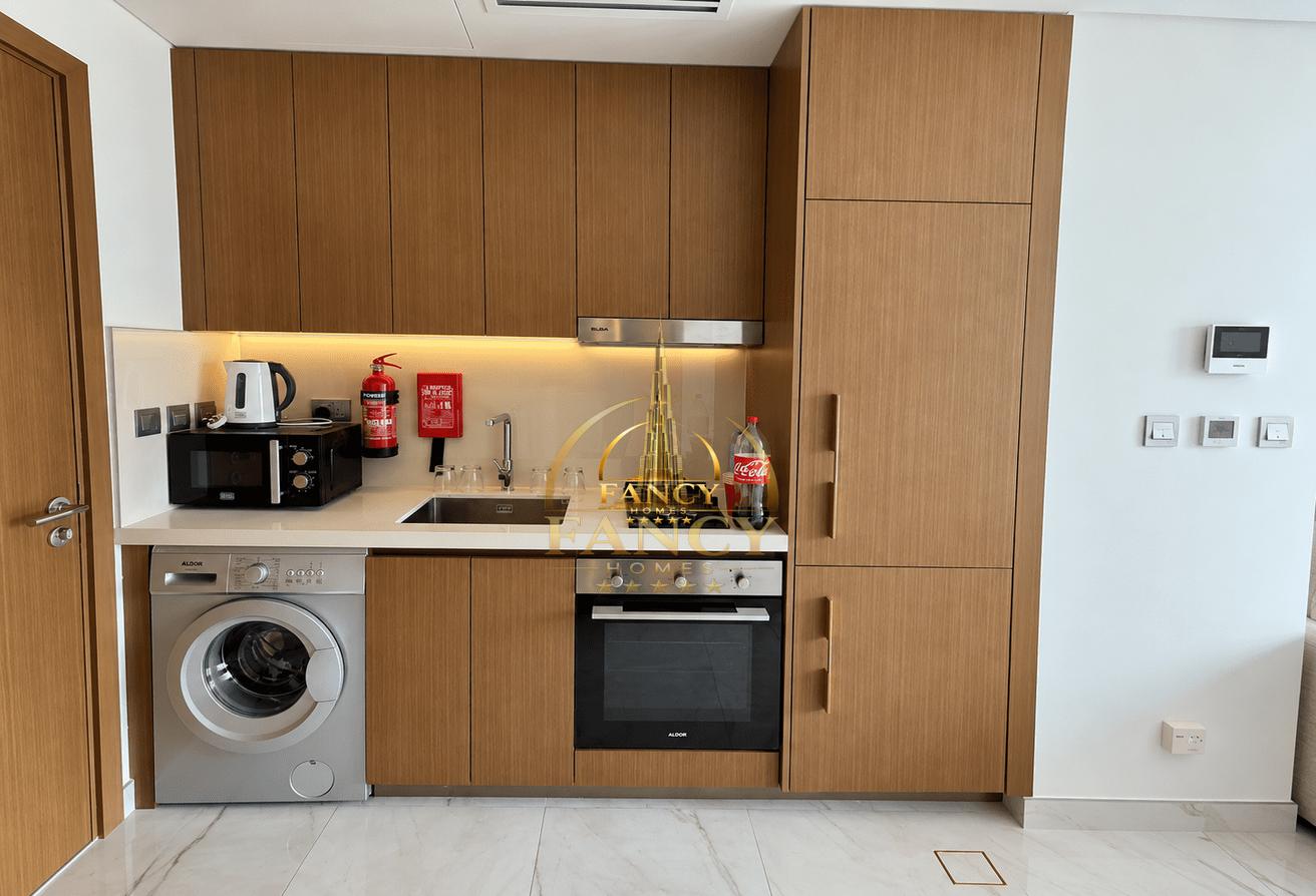 Luxurious Building | Prime Location | Furnished photo 4