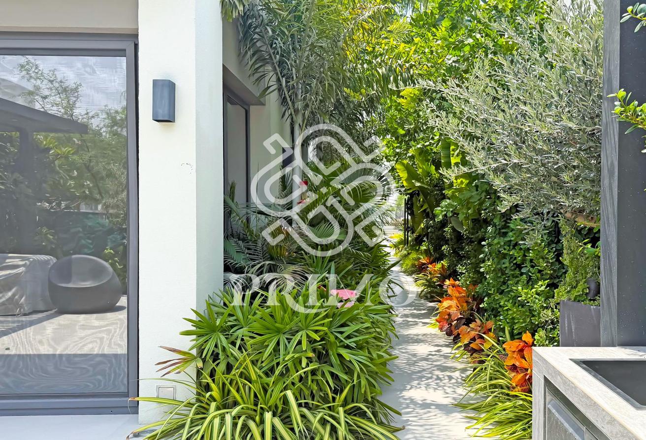 Stunning Upgraded 4BR | Single Row | Park View photo 17