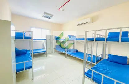 سكن الموظفين - استوديو - 8 حمامات للايجار في م-14 - مصفح الصناعية - مصفح - أبوظبي