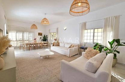 Villa - 3 Bedrooms - 3 Bathrooms for rent in Umm Suqeim 1 Villas - Umm Suqeim 1 - Umm Suqeim - Dubai