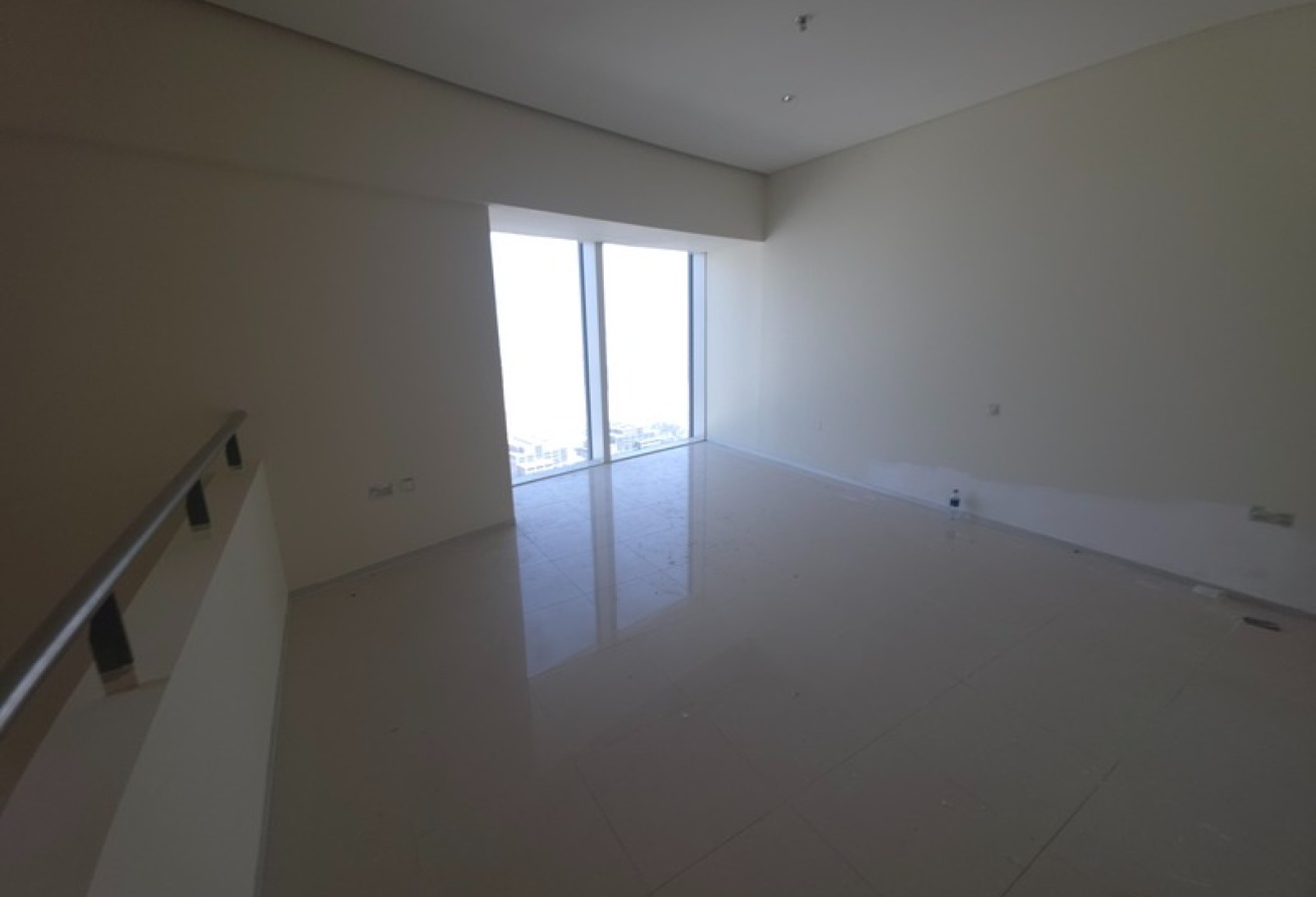 DUPLEX | CITY VIEW | UNFURNISHED | VACANT gallery image