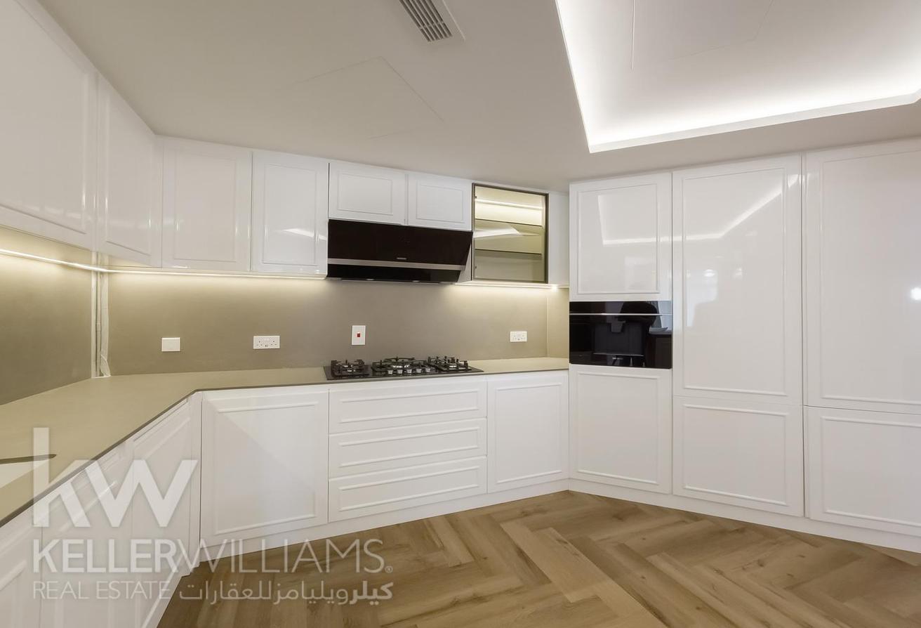 Exclusive | Fully Renovated | Vacant | Sea View photo 10
