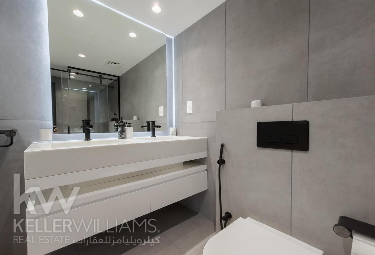 Exclusive | Fully Renovated | Vacant | Sea View photo 26