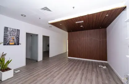 Shop - Studio - 1 Bathroom for rent in Al Garhoud - Dubai