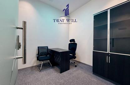Business Centre - Studio - 4 Bathrooms for rent in Dar Al Salam Building - Corniche Road - Abu Dhabi