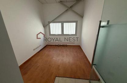 Warehouse - Studio - 1 Bathroom for rent in Building IC1-EMR-25 - Emirates Cluster - International City - Dubai