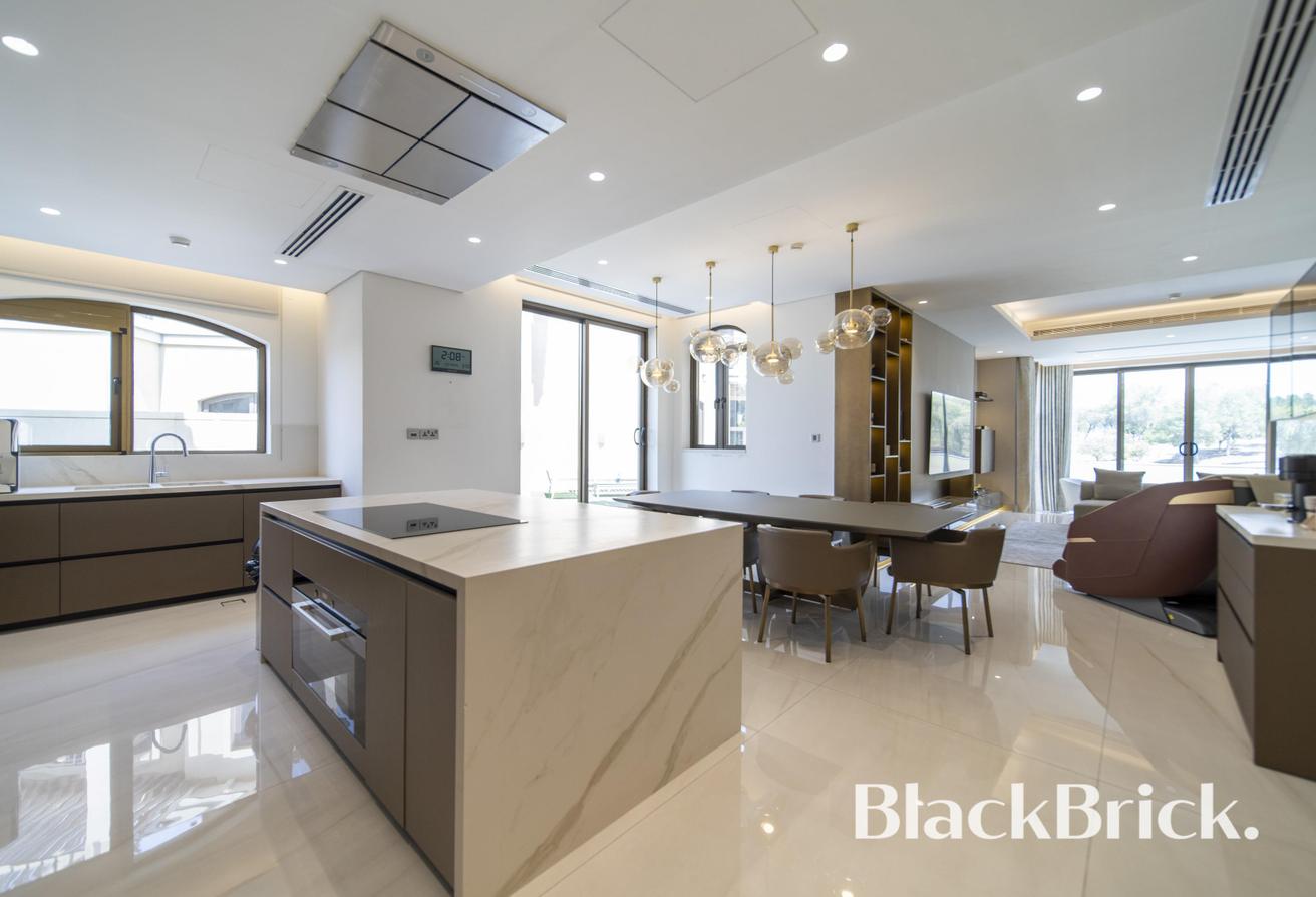 Vacant | Unbeatable Views | Spacious Villa photo 4