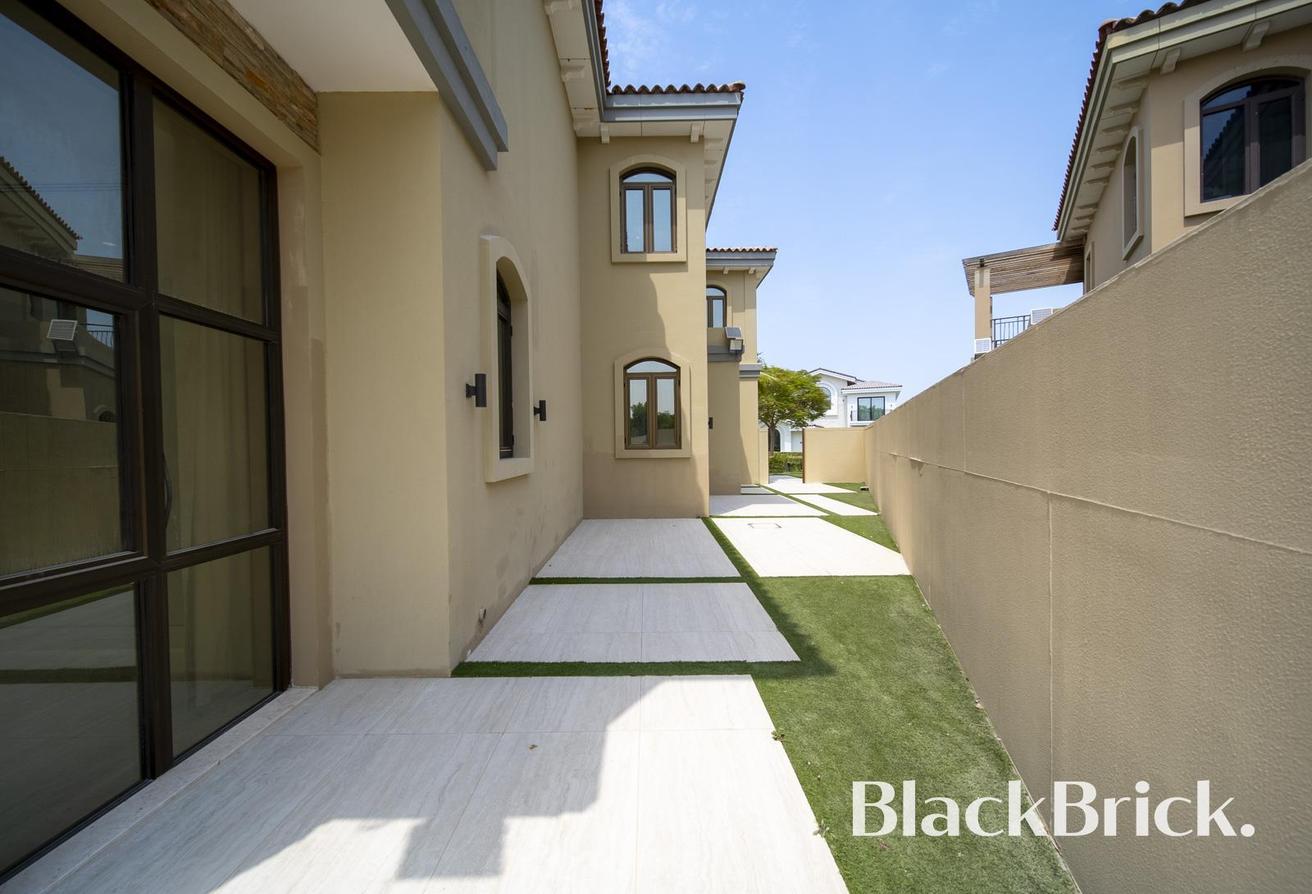 Vacant | Unbeatable Views | Spacious Villa photo 17