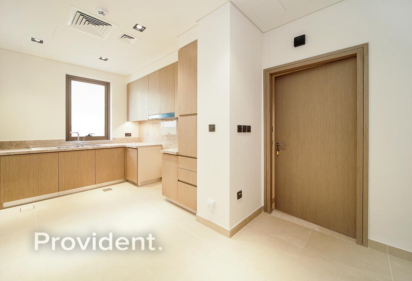 Large Layout | Vacant | Close To Amenities photo 12