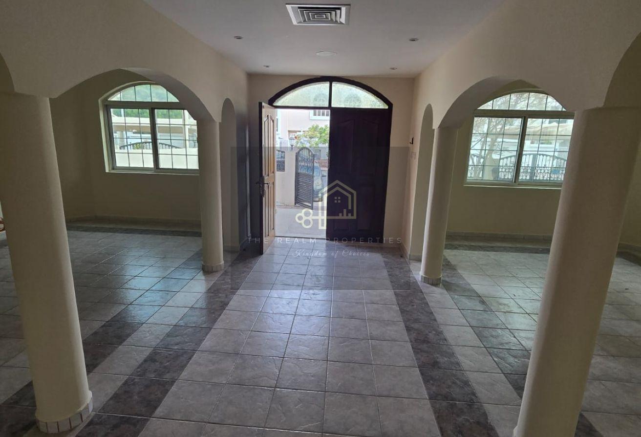 4 BR Upgraded Villa with Private Garden in Garhoud photo 9