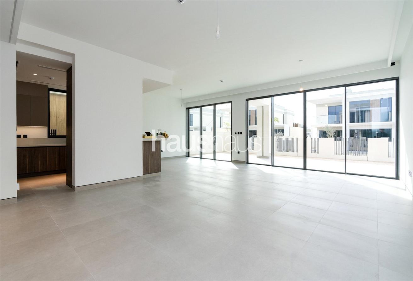 Open Kitchen | Upgraded | Fully Landscaped photo 8