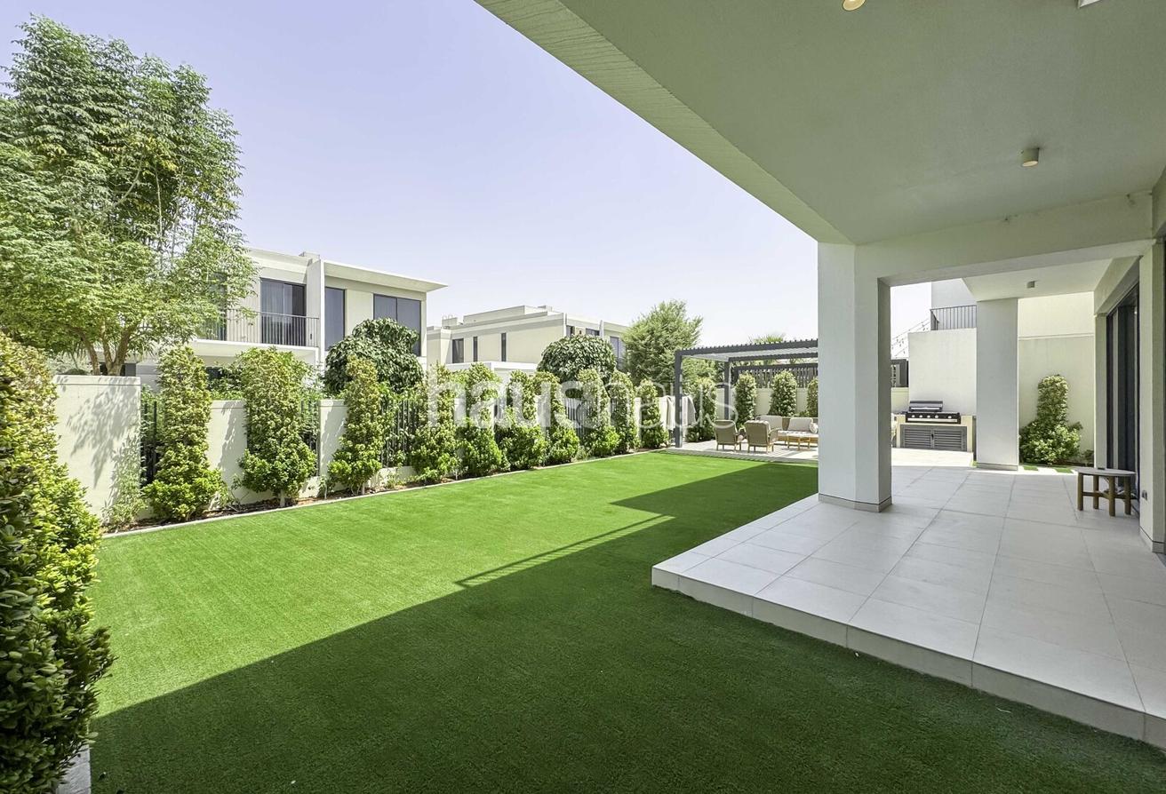 Open Kitchen | Upgraded | Fully Landscaped photo 11