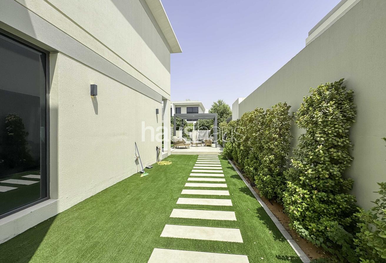 Open Kitchen | Upgraded | Fully Landscaped photo 13
