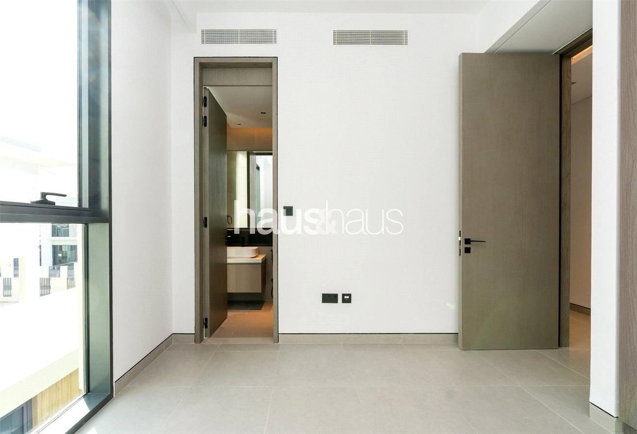 Open Kitchen | Upgraded | Fully Landscaped photo 23