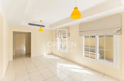 Villa - 2 Bedrooms - 3 Bathrooms for rent in Springs 1 - The Springs - Dubai