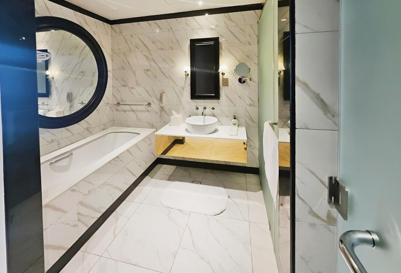 Upgraded 1BR Apt | Furnished | Prime Location photo 2