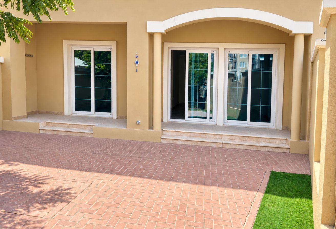 HUGE LAYOUT | CORNER UNIT | READY TO MOVE |