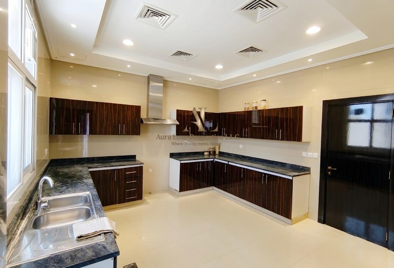 Well Maintained: Spacious Villa Best Location photo 9