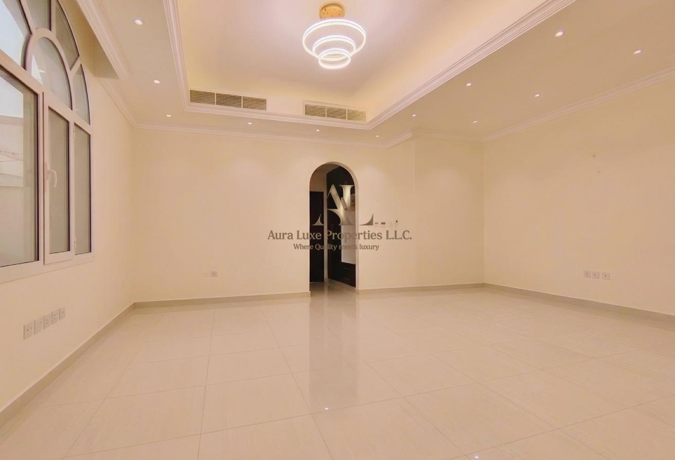 Well Maintained: Spacious Villa Best Location photo 8