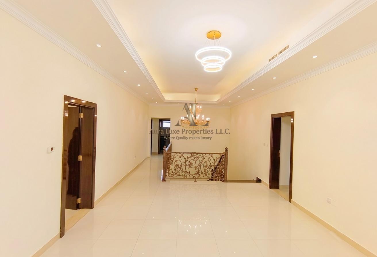 Well Maintained: Spacious Villa Best Location photo 11