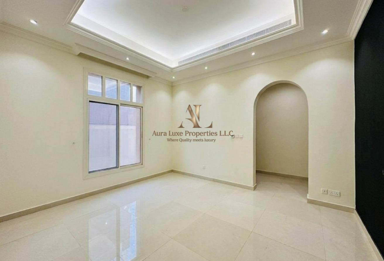 Well Maintained: Spacious Villa Best Location photo 7