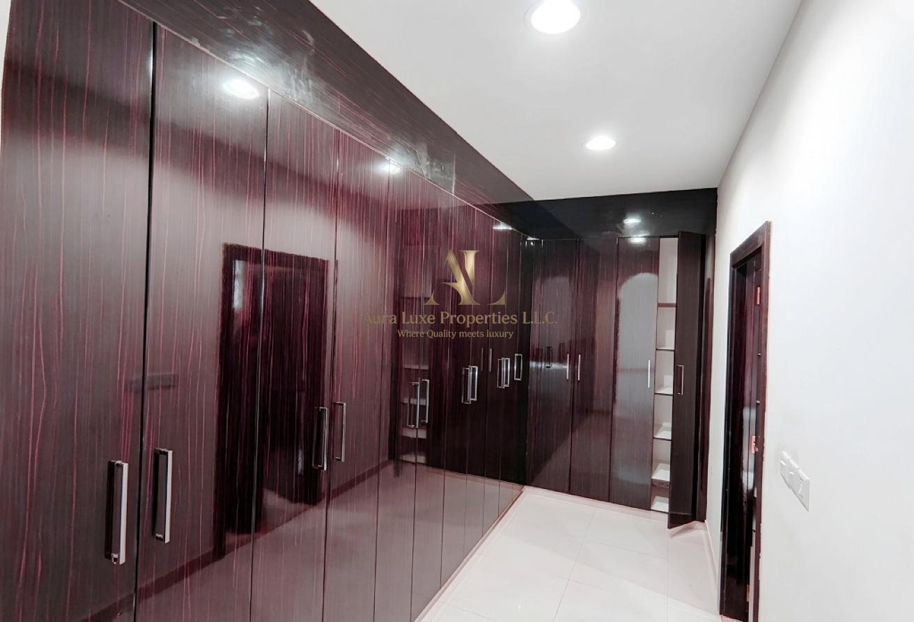 Well Maintained: Spacious Villa Best Location photo 12