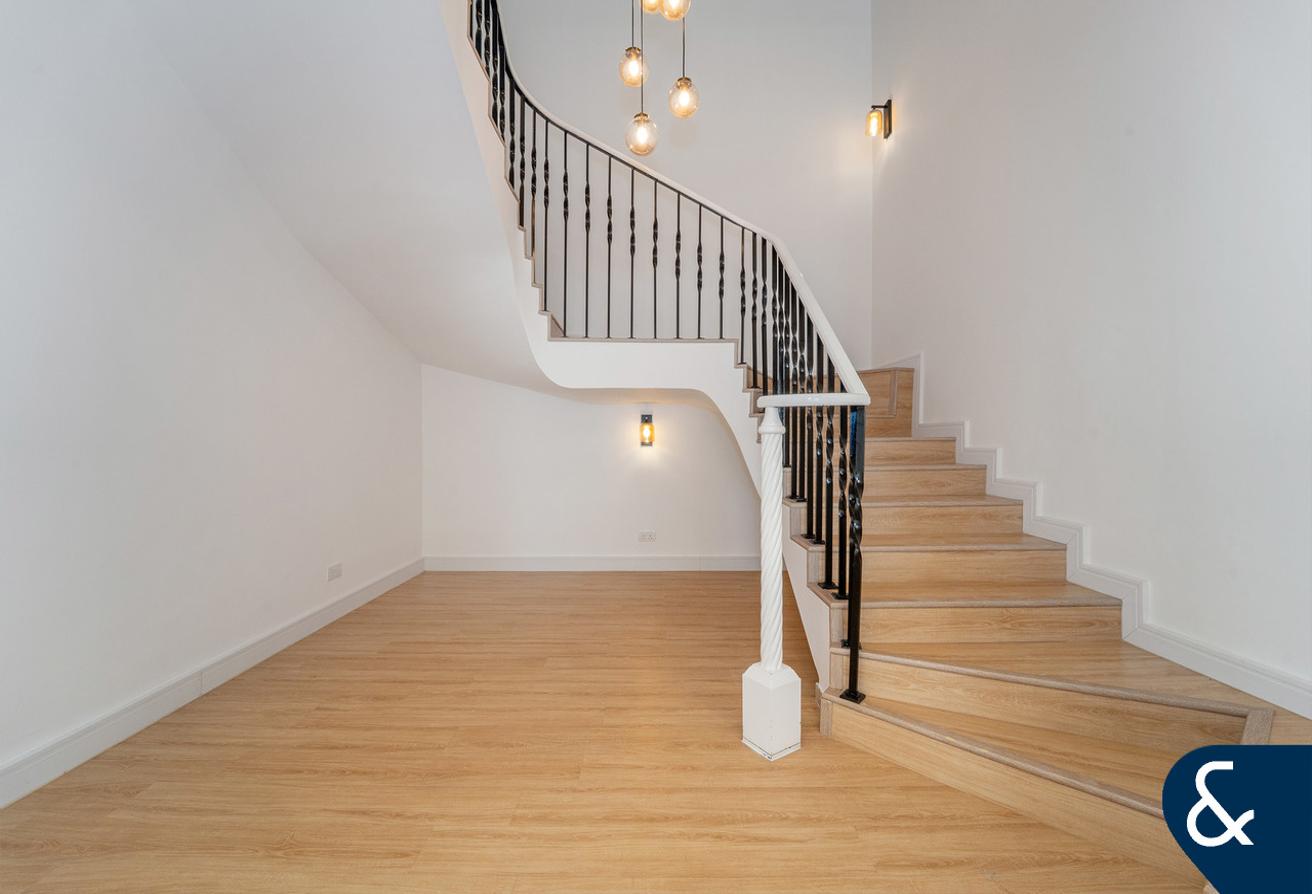 Exceptional Vacant 6 Bed Luxury Villa photo 12