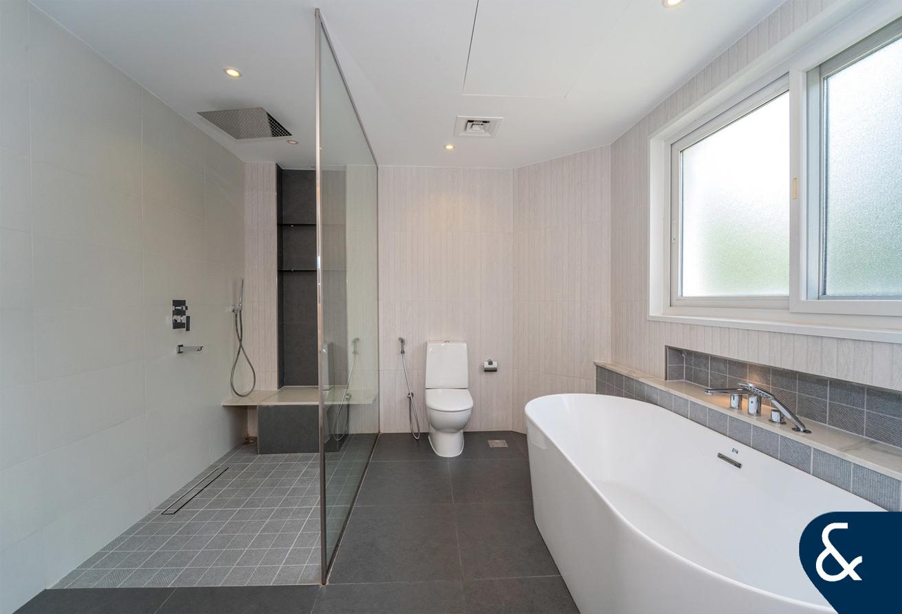 Exceptional Vacant 6 Bed Luxury Villa photo 25