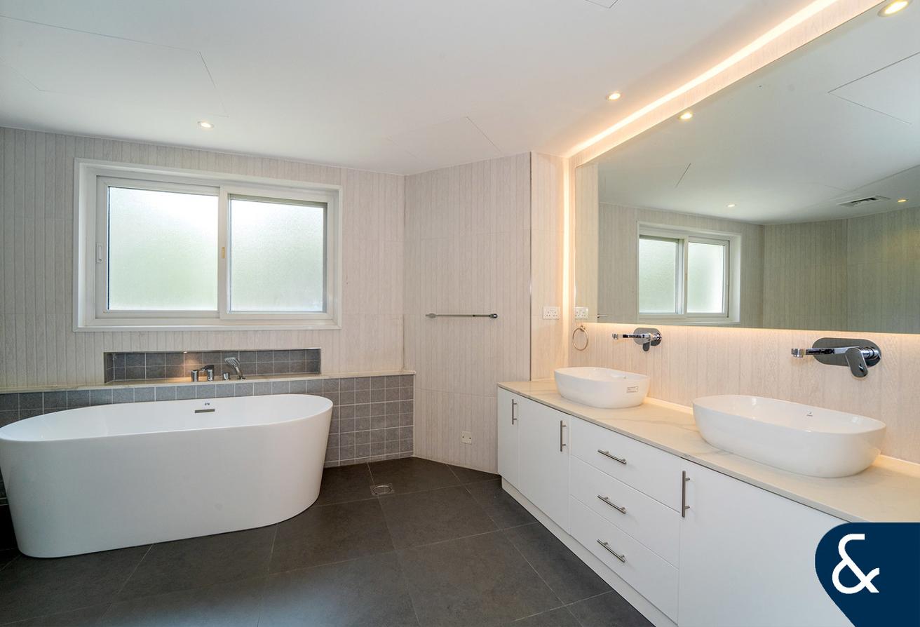 Exceptional Vacant 6 Bed Luxury Villa photo 22