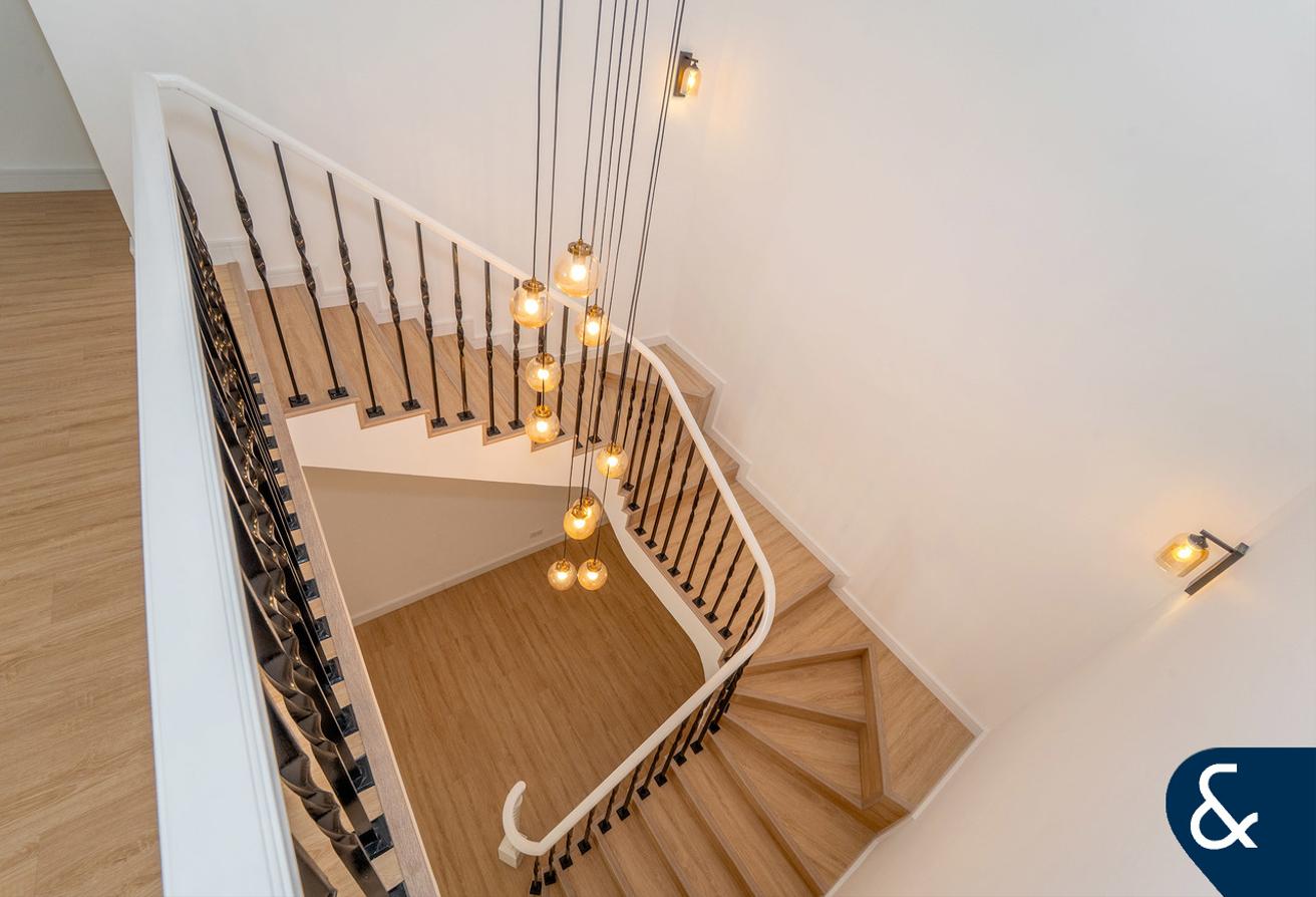 Exceptional Vacant 6 Bed Luxury Villa photo 13