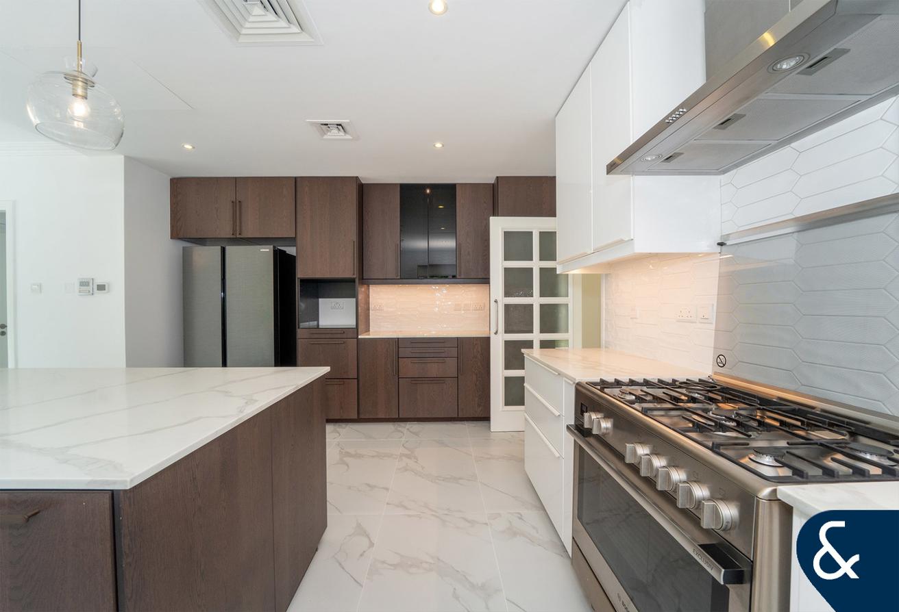 Exceptional Vacant 6 Bed Luxury Villa photo 5