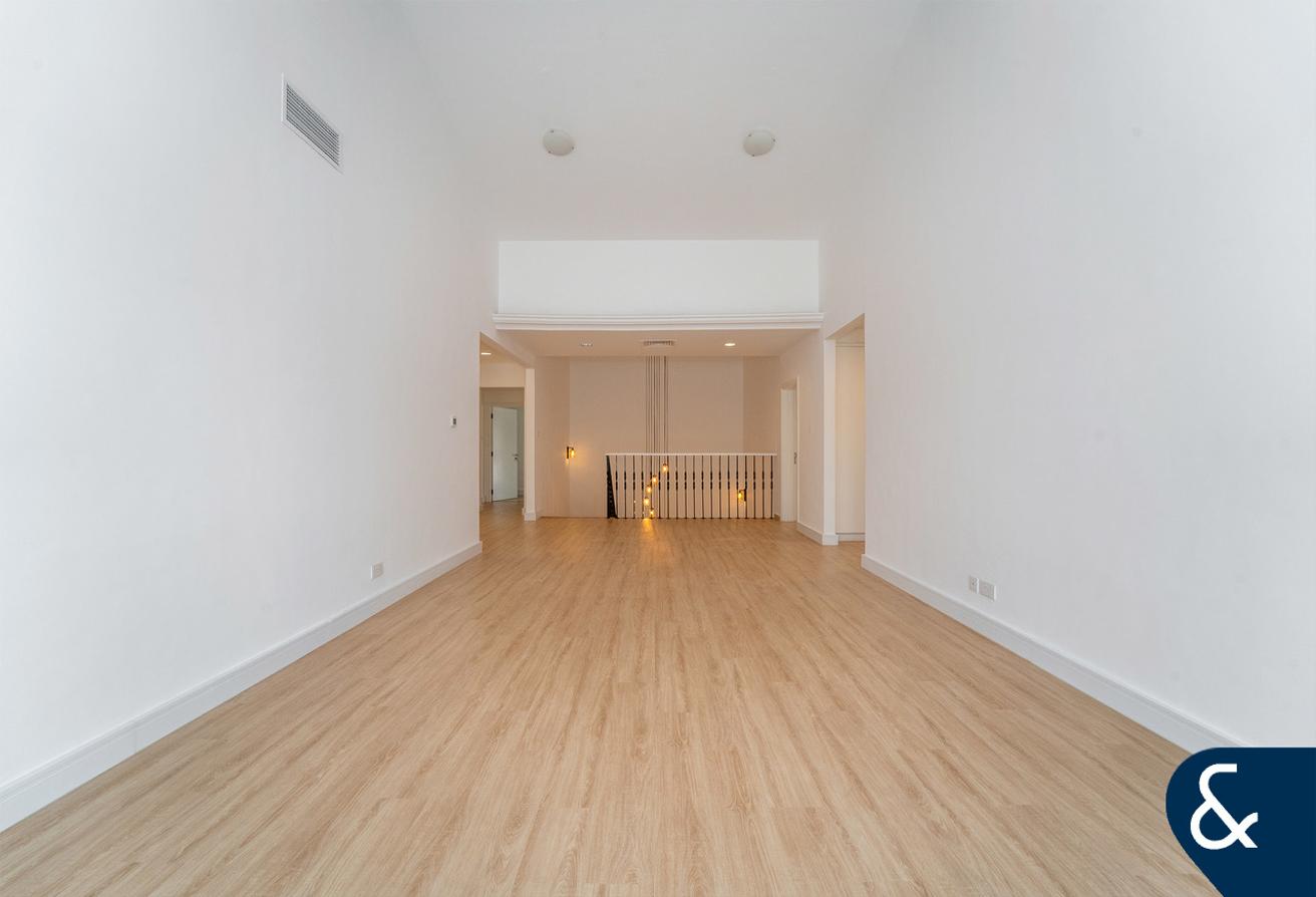 Exceptional Vacant 6 Bed Luxury Villa photo 14