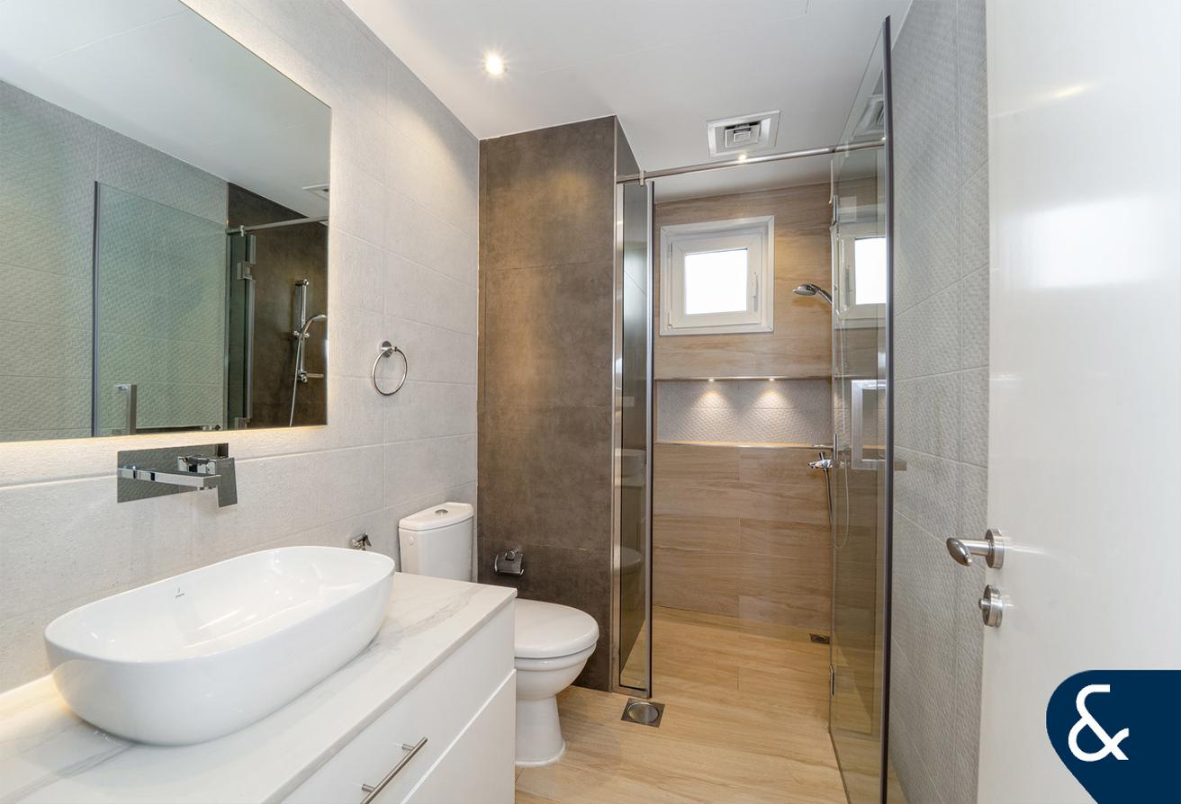 Exceptional Vacant 6 Bed Luxury Villa photo 29