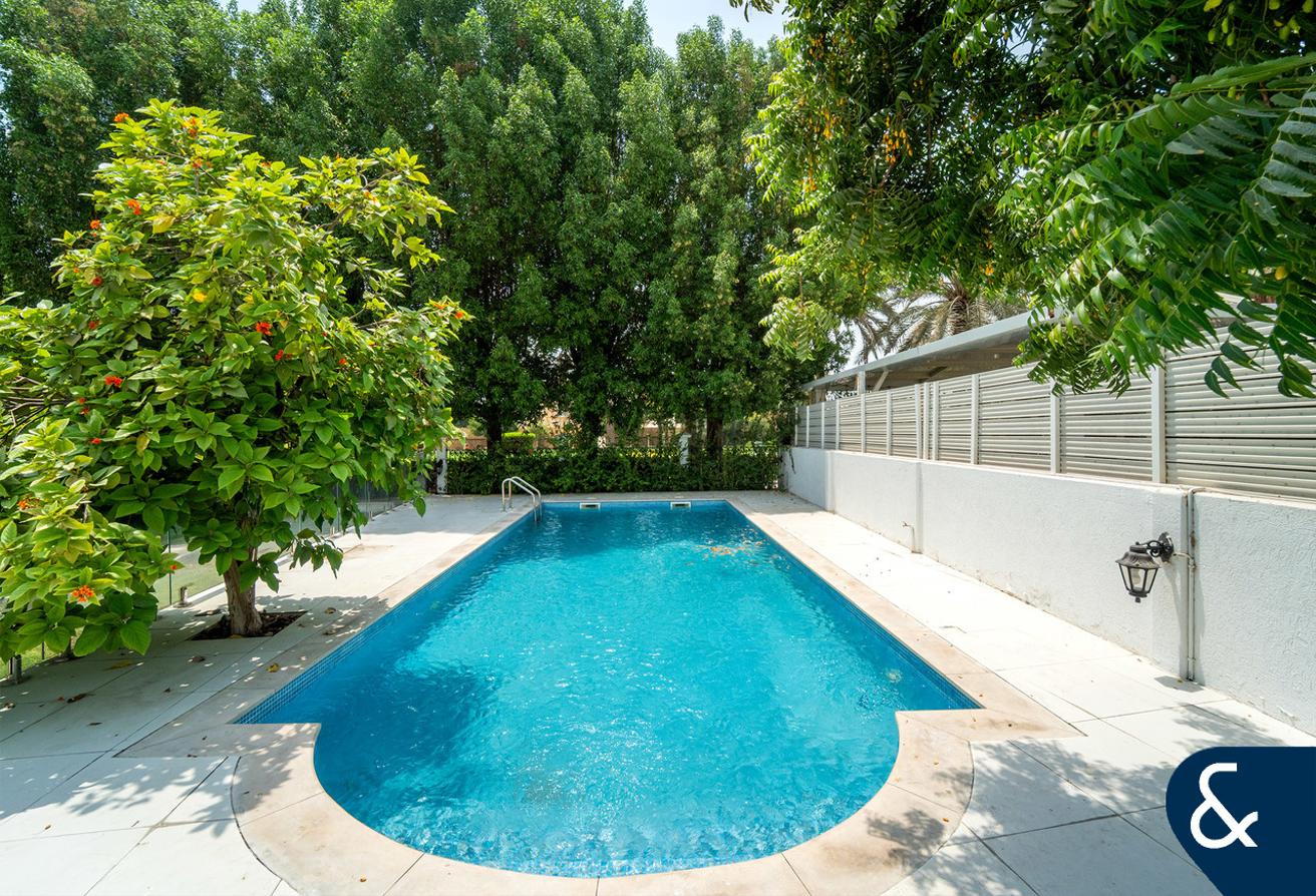 Exceptional Vacant 6 Bed Luxury Villa photo 17