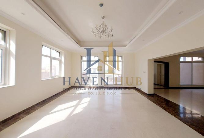 4 BR Villa in Al Barsha with Maids Room photo 2