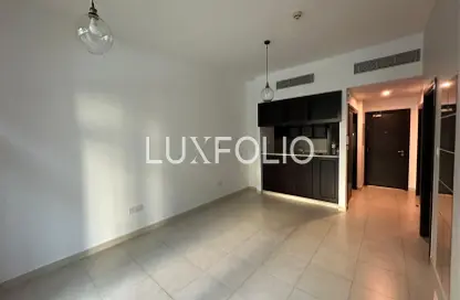 شقة - غرفة نوم - 2 حمامات للايجار في B برج ترافو - ترافو - ذا فيوز - دبي